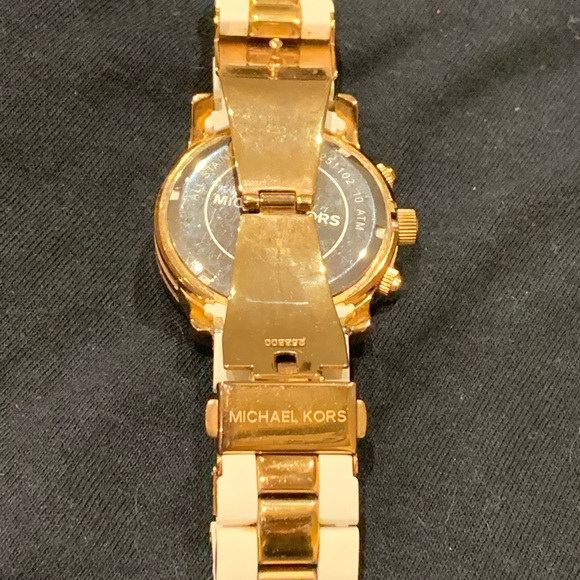 Gorgeous MK watch in White/Gold colour - Picture 10 of 10